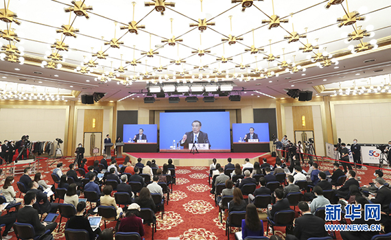 记者在位于梅地亚中心的分会场采访