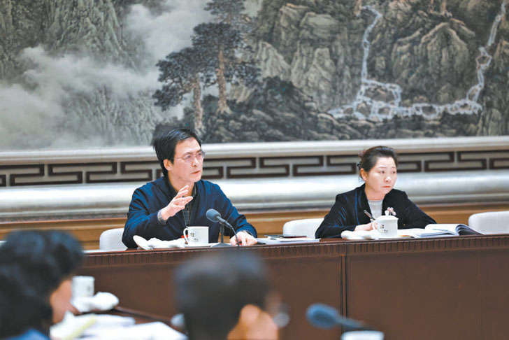 3月8日下午，十四届全国人大四次会议北京市代表团召开代表小组会议。图为李成贵代表（左）发言。 实习记者 常一鸣摄.jpg