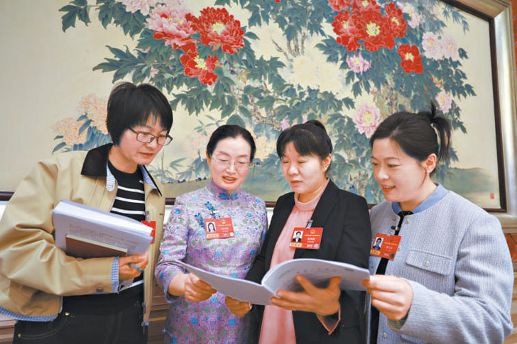 3月8上午，十四届全国人大四次会议北京市代表团召开代表小组会议。图为会议结束后，女代表们意犹未尽，继续交流讨论。 实习记者 常一鸣摄.jpg