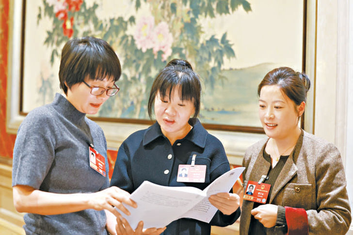 3月6下午，十四届全国人大四次会议北京市代表团召开代表小组会议。图为会议结束后，代表们继续交流讨论。 实习记者 常一鸣摄.jpg