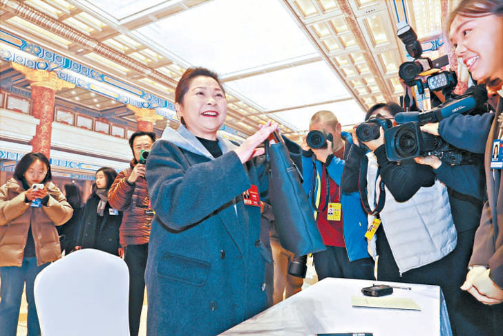 3月3上午，出席十四届全国人大四次会议的北京团代表肩负着人民的期望与嘱托，陆续抵达北京会议中心驻地，向大会报到。 本报记者 戴冰摄.jpg