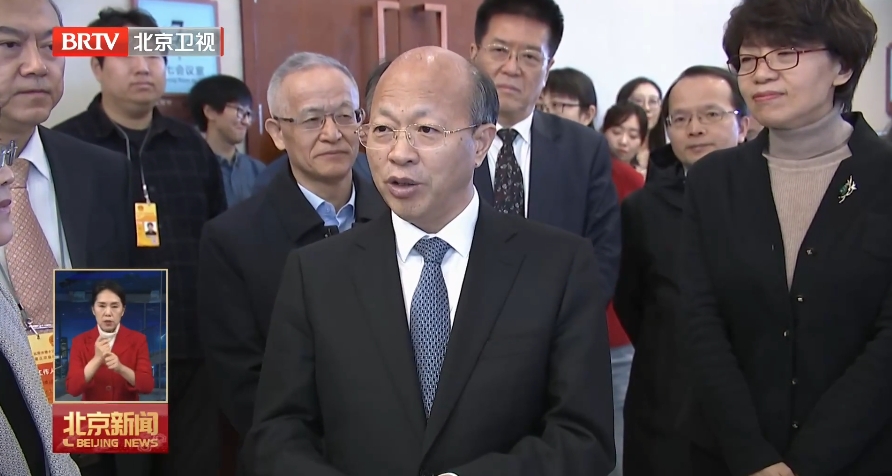 市领导看望报道市人代会的新闻工作者 李秀领参加