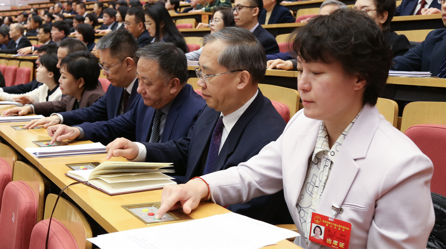 代表表决各项决议
