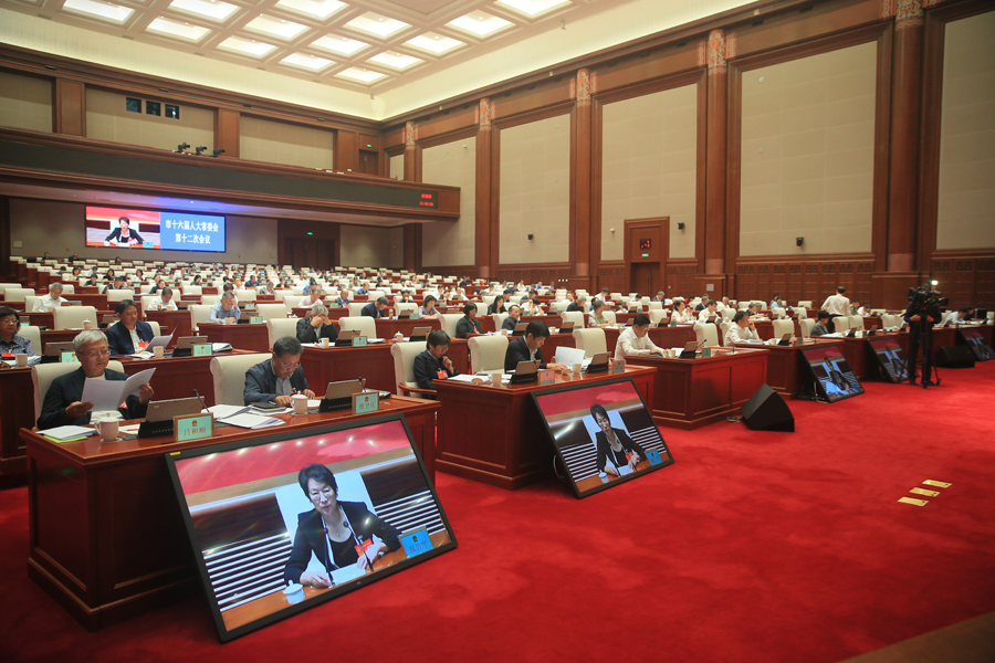 听取和审议市人大教科文卫委关于推进医疗服务信息化便民惠民工作的意见1.jpg