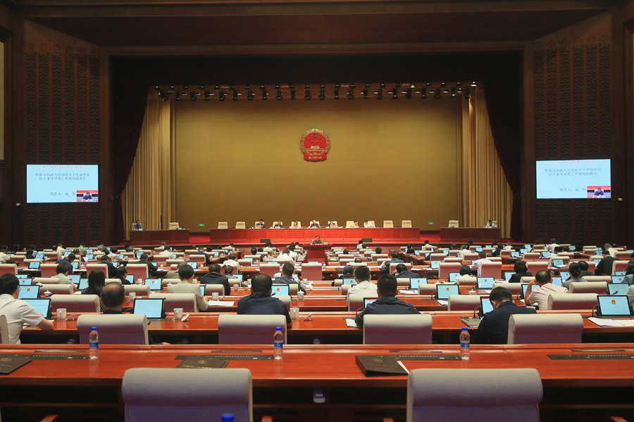 听取市高级人民法院关于开展申诉信访案件评查工作情况的报告.jpg