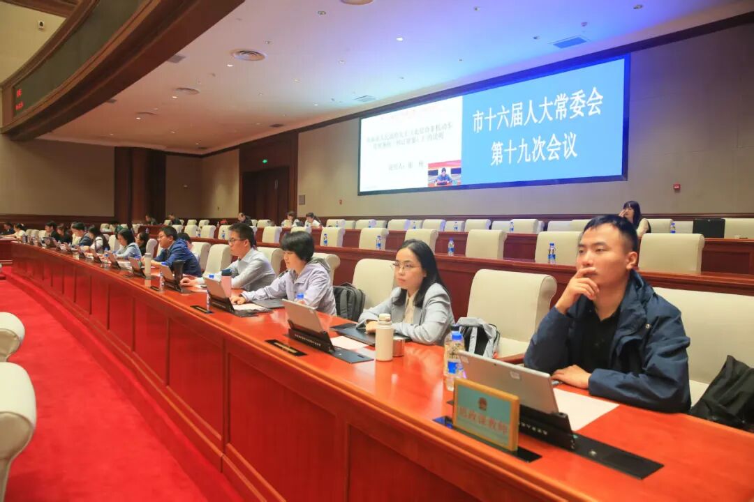 思政课教师观摩市十六届人大常委会第十九次会议.jpg