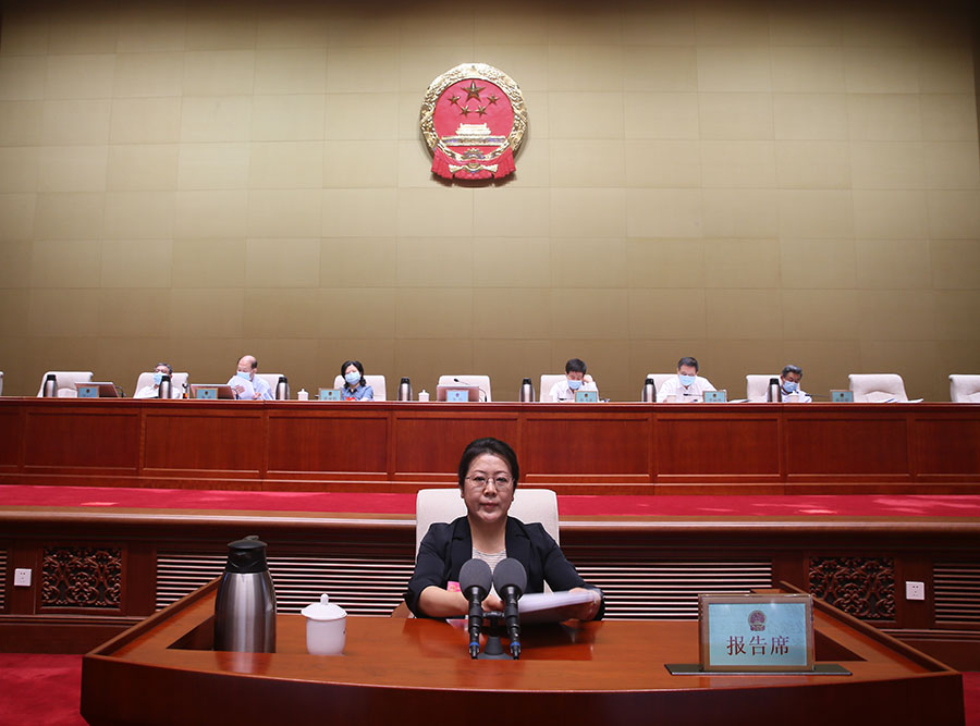 听取市政府关于《关于促进国家服务业扩大开放综合示范区建设的决定（草案）》的说明