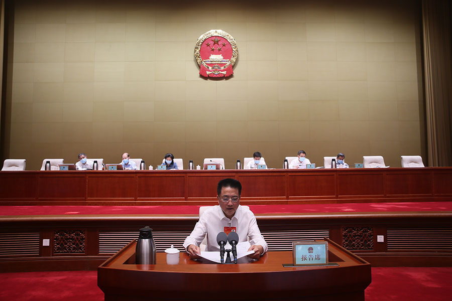 听取市人大民宗侨外为关于《关于促进国家服务业扩大开放综合示范区建设的决定（草案）》审议意见的报告-900.jpg