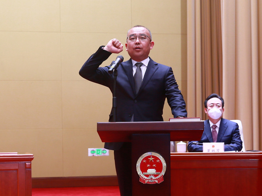 进行宪法宣誓1_副本-900.jpg