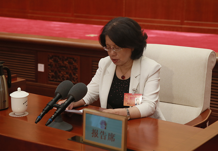 听取市人大常委会城建环保办公室关于无障碍环境建设立法工作情况的报告.jpg