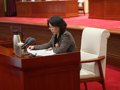 听取市人大城建环保委员会关于《北京市户外广告设施、牌匾标识和标语宣传品设置管理条例(草案)》审议意见的报告