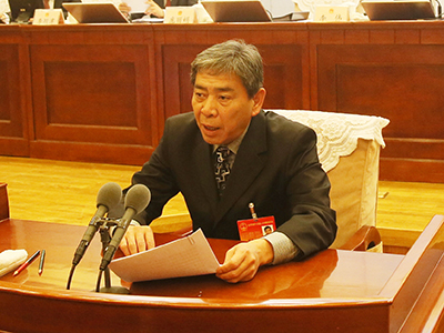 审议表决市十五届人大二次会议主席团和秘书长名单草案，议案审查委员会名单草案