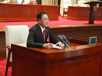 市高级人民法院就提请的任免议案作说明
