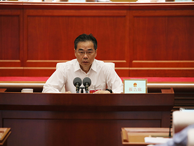 听取市人民政府关于《北京市打赢蓝天保卫战三年行动计划》实施情况的报告