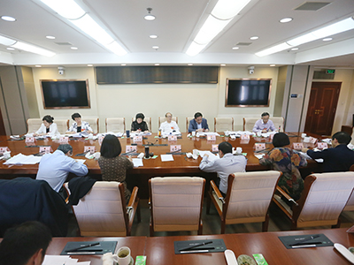 分组审议相关议题