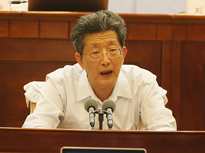 听取市人民政府关于“提高城市精治共治法治水平，持续改善人居环境”议案办理情况的报告