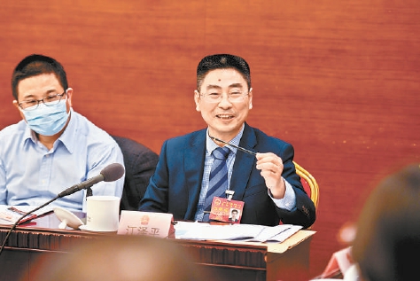 昨天，在市十五届人大四次会议海淀团小组会上，江泽平代表(右)围绕高标准造林的话题畅谈自己的建议。