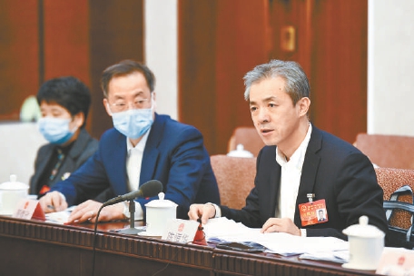 昨天，在市十五届人大四次会议海淀团小组会上，陈恒华代表(右)围绕如何增加优质学位畅谈自己的建议。