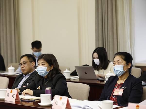 1月26日下午，市十五届人大四次会议举行代表团或小组会