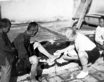 正在贝家花园内给村民治病的贝熙叶。