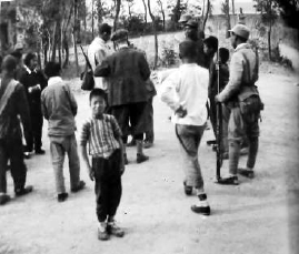 1939年，贝熙叶和北安河的八路军在一起。中间背影为贝熙叶。