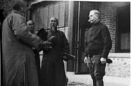 1923年，贝家花园建成时，村民们前来向贝熙叶道贺。