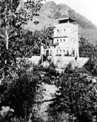 当年，贝家花园中的碉楼是贝熙叶的免费诊所，这里藏过给八路军的药。如今，碉楼依然矗立在苍松翠柏间。