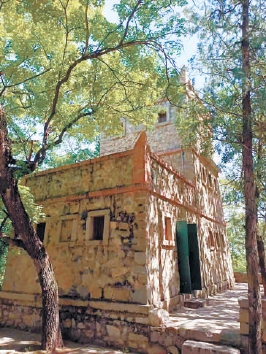 当年，贝家花园中的碉楼是贝熙叶的免费诊所，这里藏过给八路军的药。如今，碉楼依然矗立在苍松翠柏间。