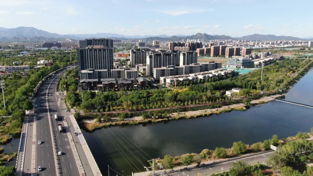 丰沛的水量滋润了下游水系，有效回补了沿线地下水，进一步改善区域水生态环境
